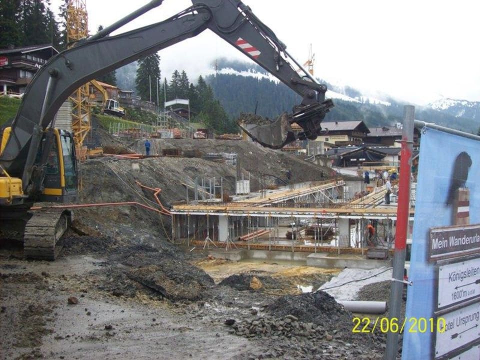 Blick auf die Baustelle direkt neben dem Hotel MY ALPENWELT Resort