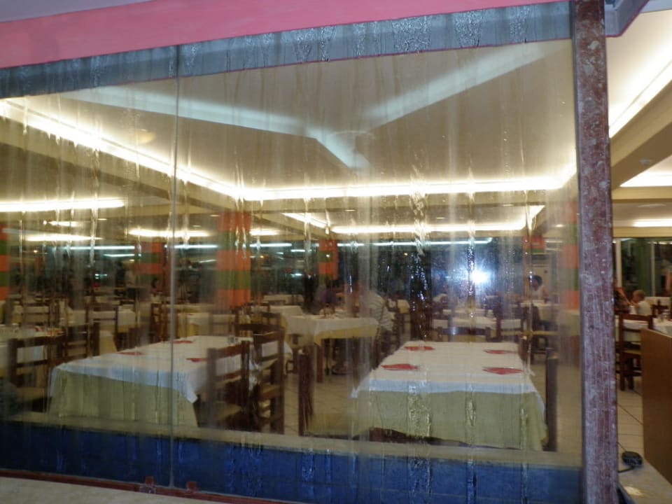 Kurtyna wodna w restauracji Eri Beach & Village
