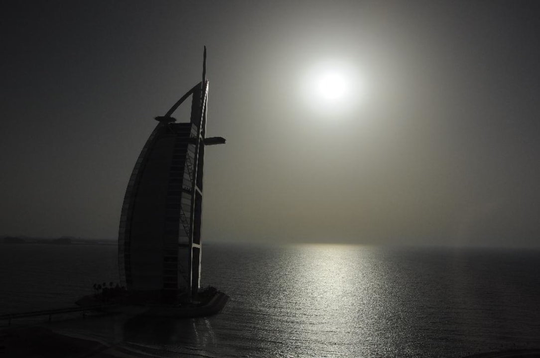 Blick vom Strand auf den Burj am Abend Burj Al Arab