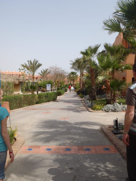 Weg zwischen den beiden Pools Jaz Makadi Oasis Resort