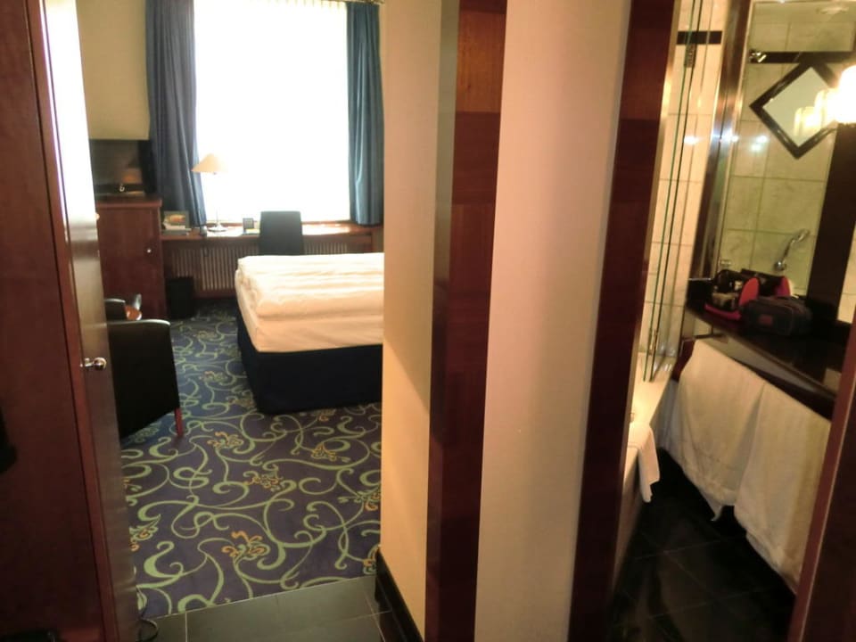 Rechts das Bad, gerade aus das Zimmer Seaside Park Hotel