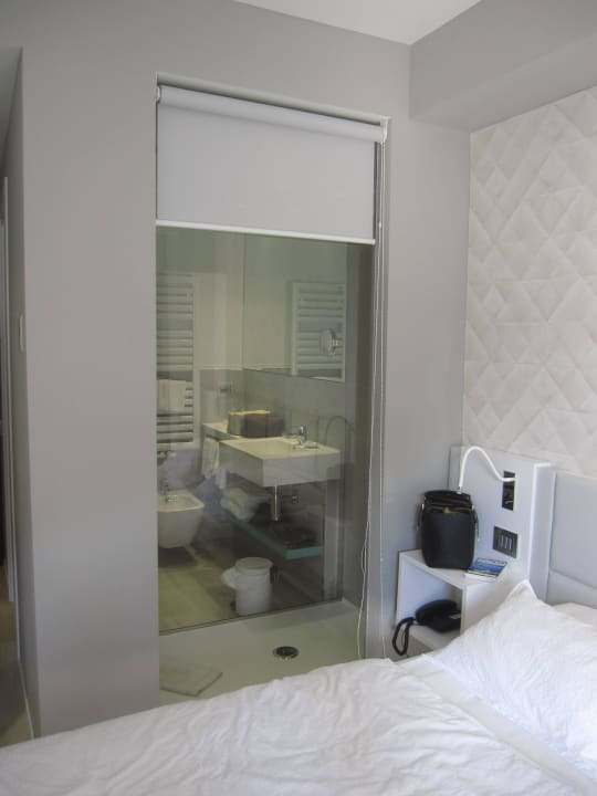 Blick vom Zimmer in das Bad/ Dusche Hotel Castello Lake Front