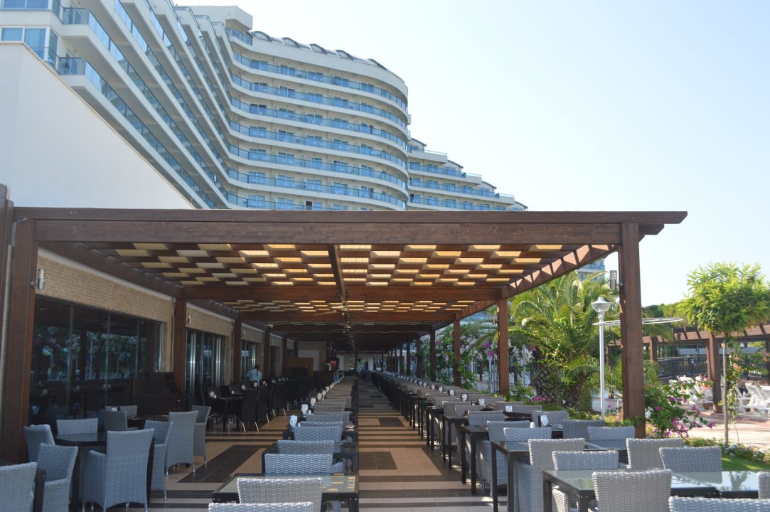 Restaurant mit Hauptgebäude im Hintergrund Venosa Beach Resort & Spa
