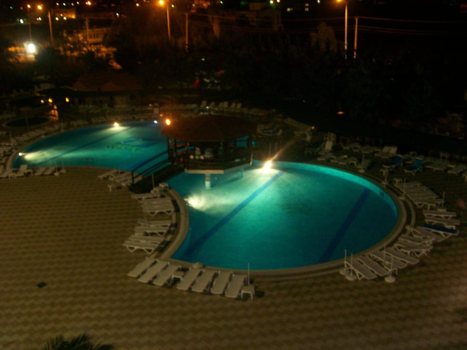 Der Pool bei Nacht FUN&SUN Smart Hane Sun Hotel