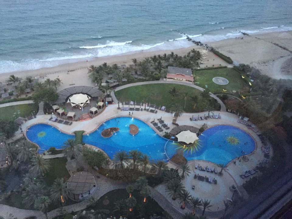Pool von oben Hotel Le Meridien Al Aqah Beach Resort