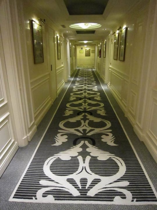 Hallway to the rooms Hotel Fenix Gran Meliá