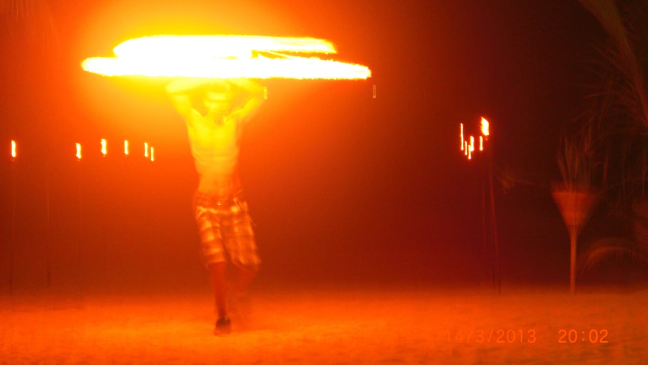 Beim Abendessen gab es manchmal eine Feuer-Show C&N Kho Khao Beach Resort