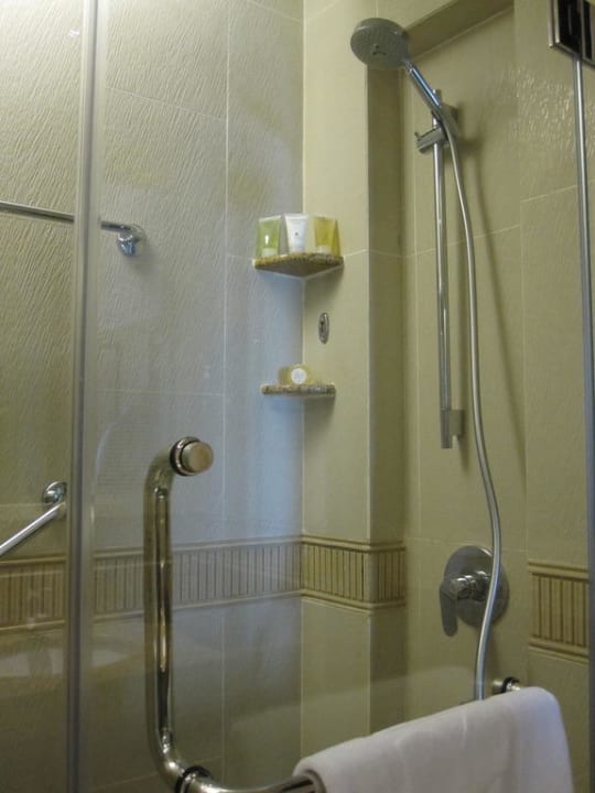 Walk in shower Hotel Shangri-La Golden Sands Resort