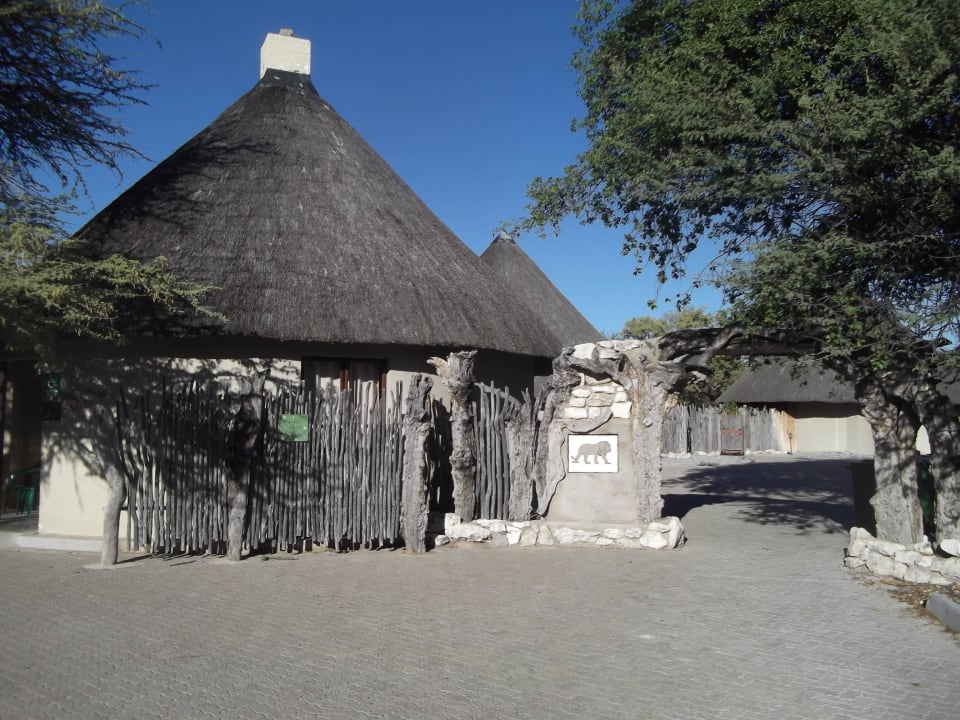 Blick auf die Hütten Okaukuejo Camp
