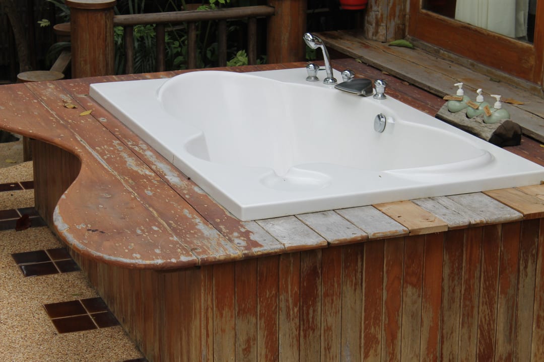 Villa Nr. 310 Außenwanne Holz nicht mehr so schön Santhiya Koh Phangan Resort & Spa