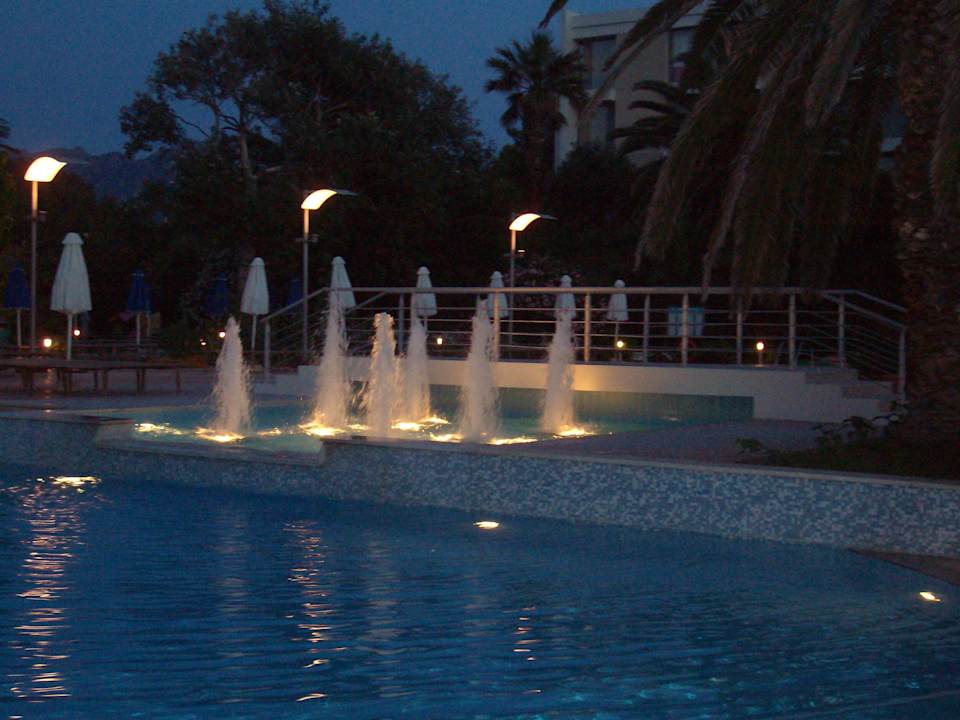 Der Pool am Abend Caravia Beach Hotel