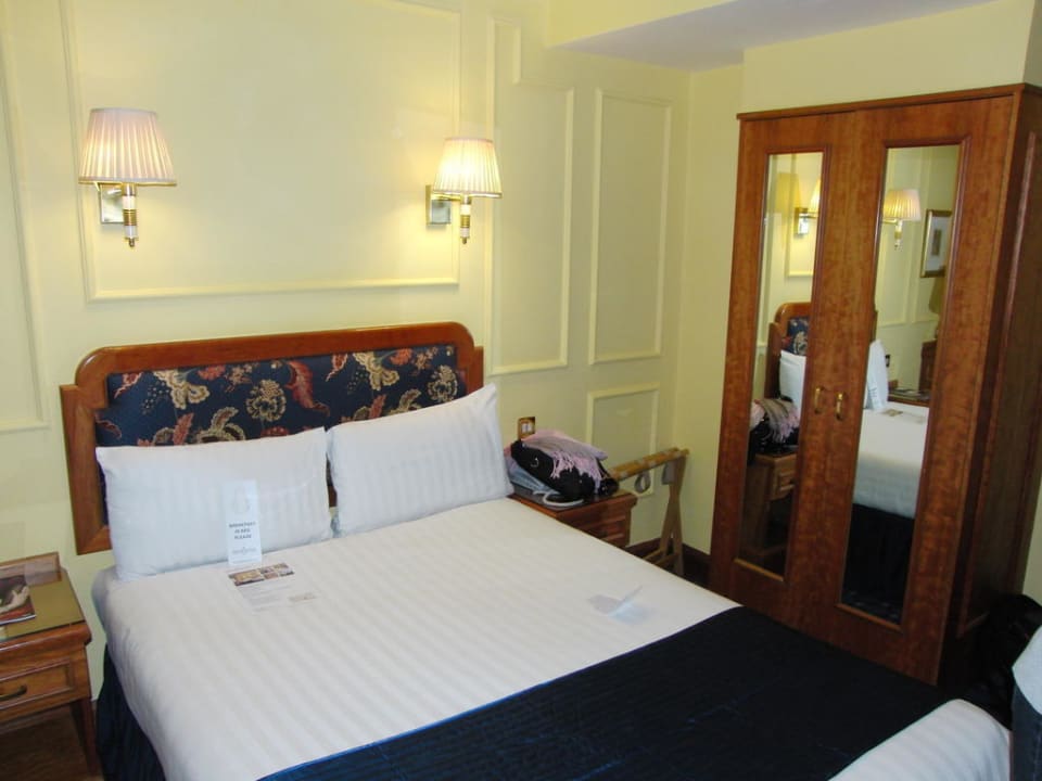 Bett und Kleiderschrank Hotel Lancaster Gate Hyde Park