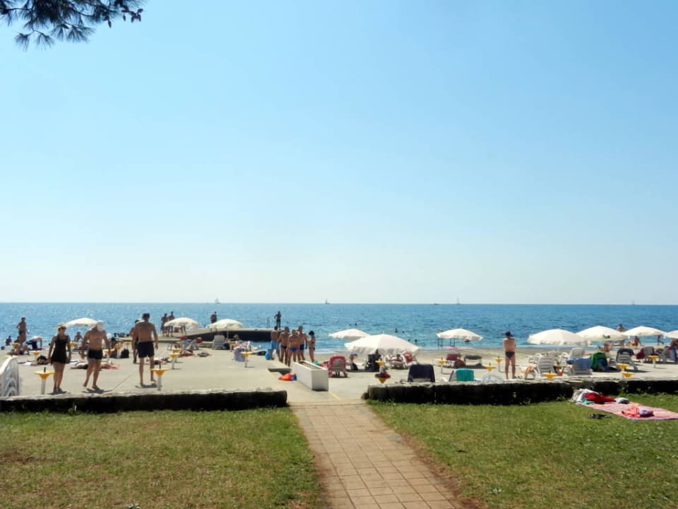 Am Weg vom Hotelgarten zum Strand Hotel Aurora Plava Laguna