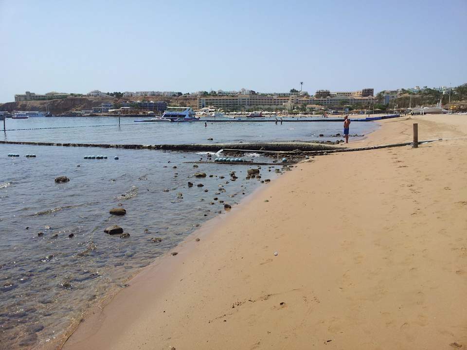 Rohre und ein Paar Steine Ghazala Beach