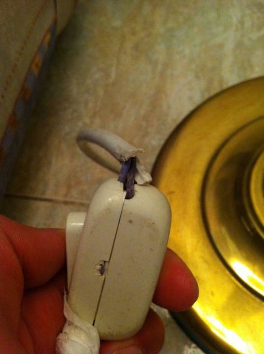 Ungesicherte Kabel Golden Beach Resort