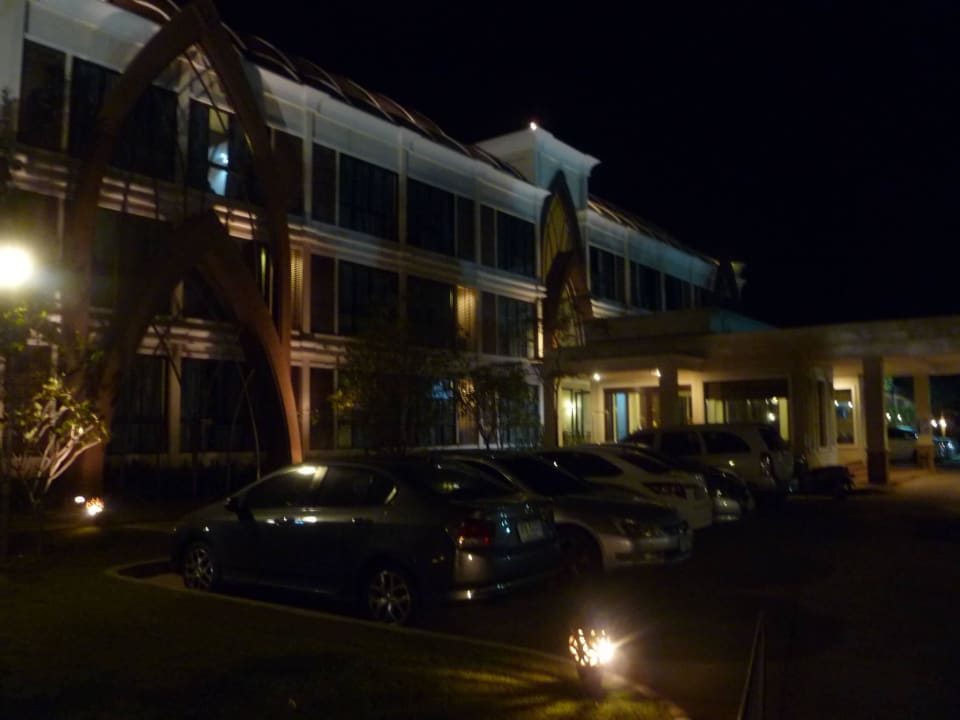 Attraktive Fassade auch bei Nacht Hotel Srilamduan