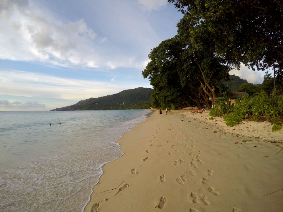 Strand direkt am Hotel Berjaya Beau Vallon Bay Resort & Casino