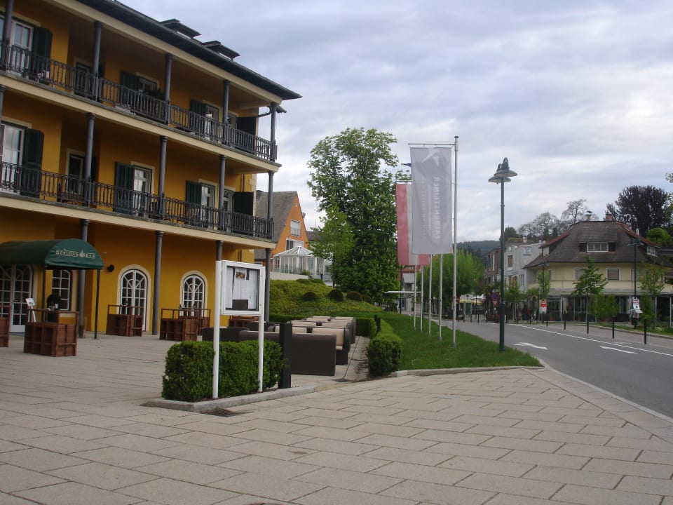 Вход отеля Falkensteiner Schlosshotel Velden