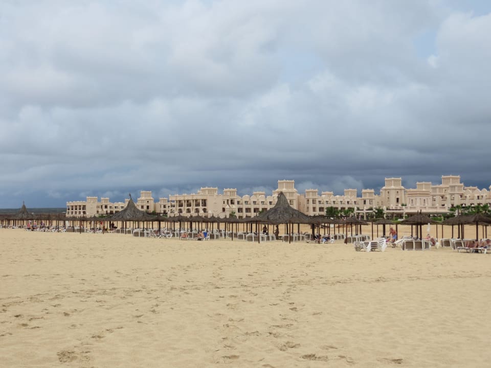 Das Hotel vom Strand aus Hotel Riu Touareg