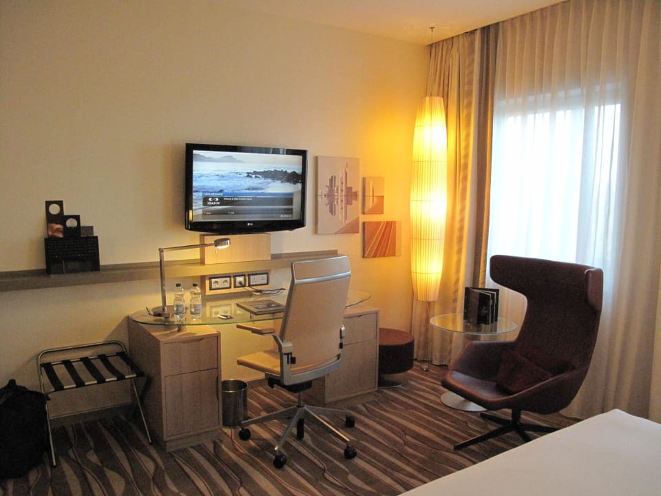 Schreibtisch und TV Hilton Frankfurt Airport