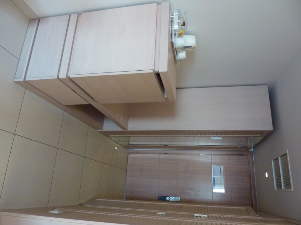 Blick zur Tür, Minibar und Schrank Astir Odysseus Kos Resort & Spa