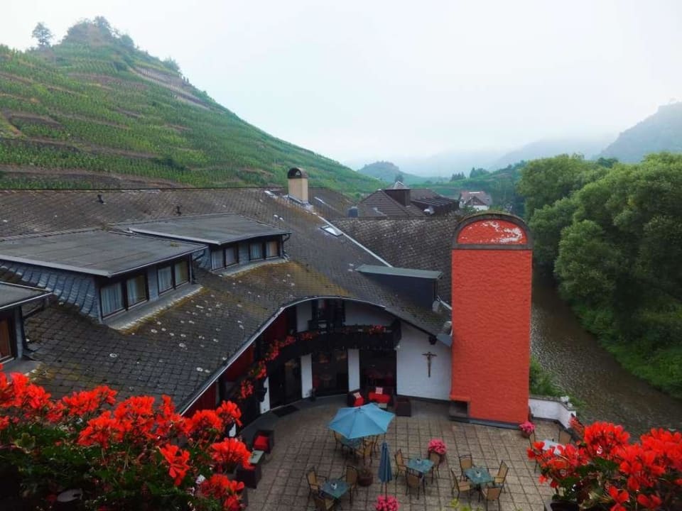 Blick aus meinem Fenster mit der Ahr, Hotelterrasse Hotel Lochmühle
