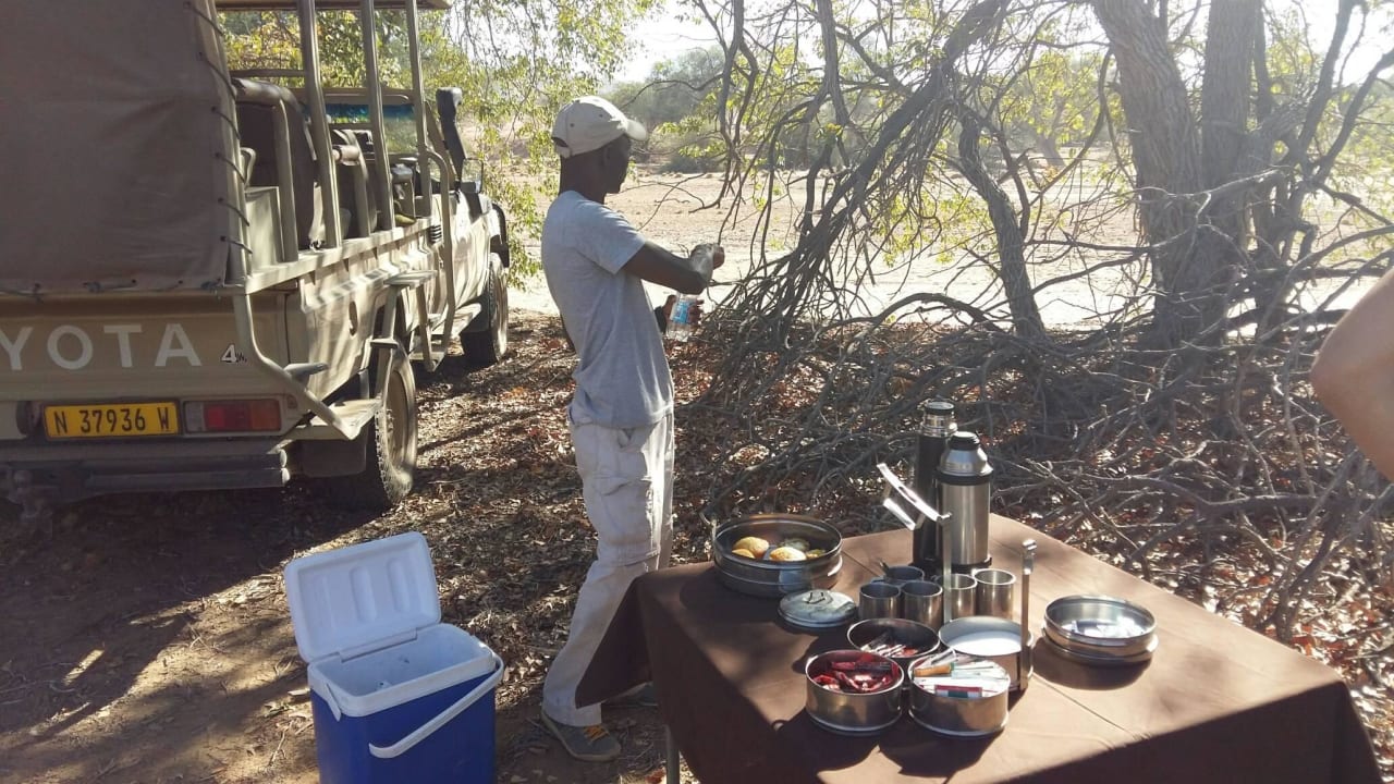Essen und Trinken nach der Elefantentour Camp Kipwe