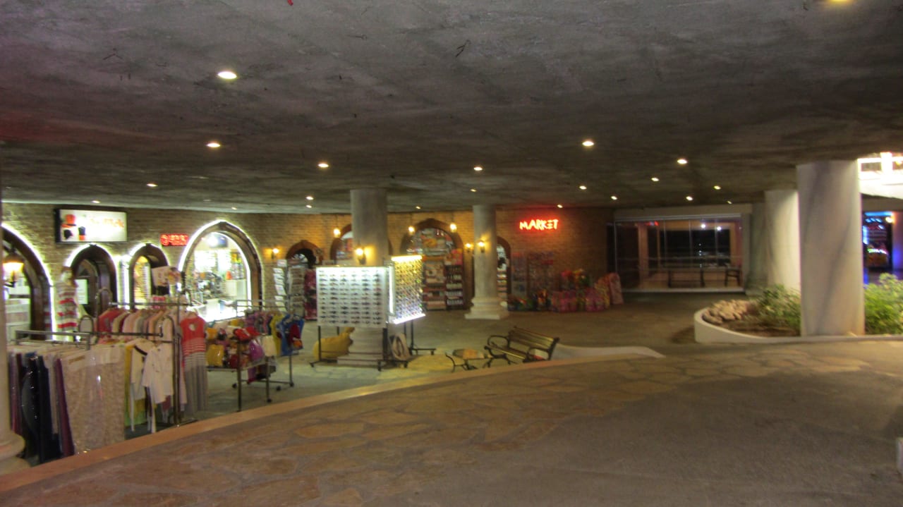 Grottenbereich mit Geschäften Starlight Resort Hotel