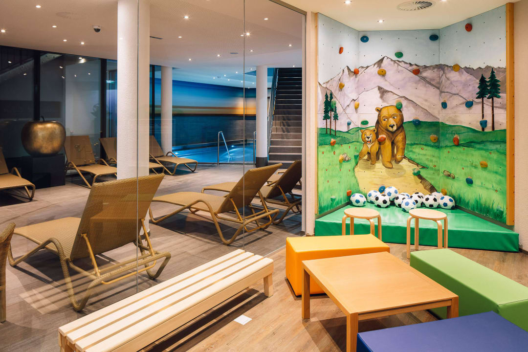 Im Blick der Eltern: Spielraum mit Playstations Hotel Sonnleiten