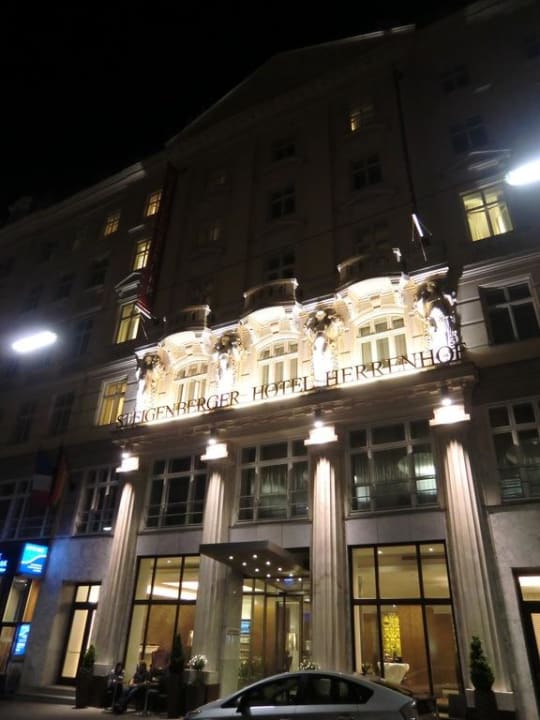 Façade de face de nuit Steigenberger Hotel Herrenhof