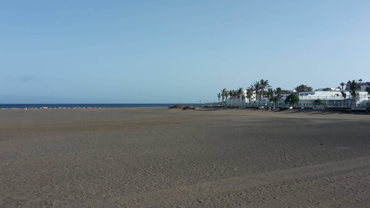 Riesiger Strand mit Blick auf das Hotel Hotel Las Costas