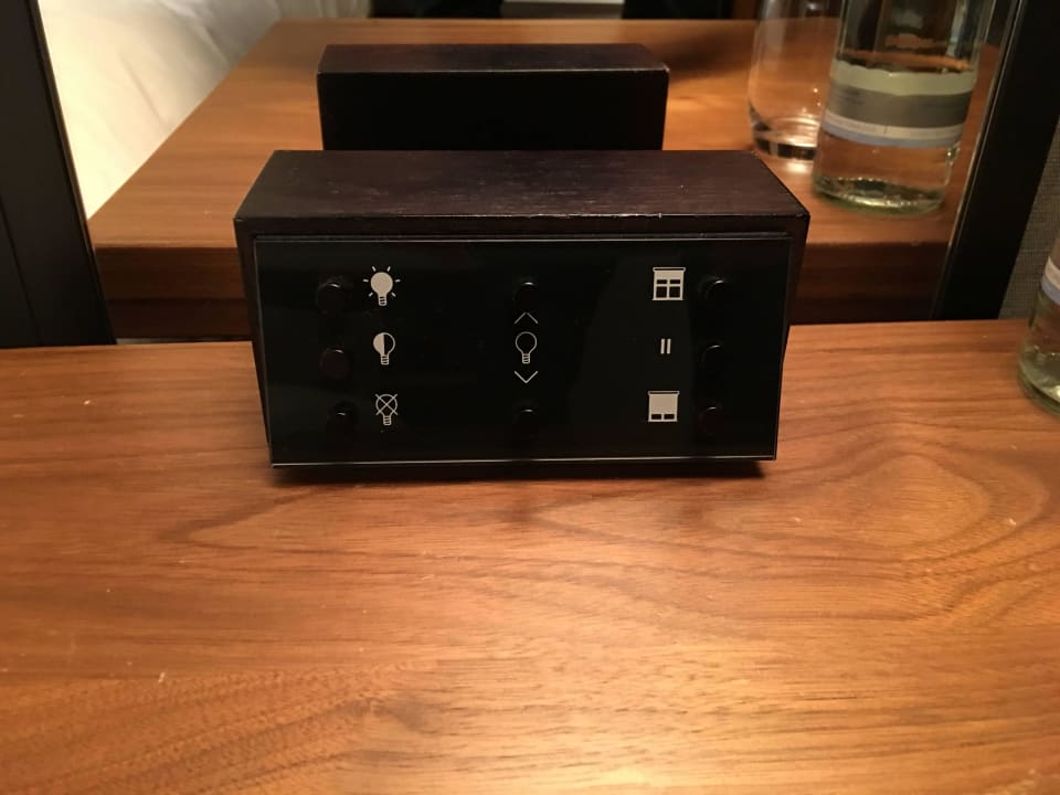 Konsole zum Regeln von Licht & Rolladen Grand Hyatt Berlin