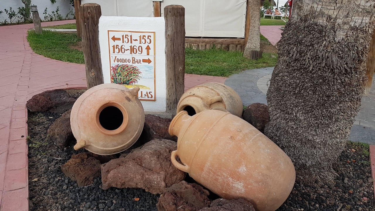 Liebevolle Details im Garten HL Miraflor Suites Hotel