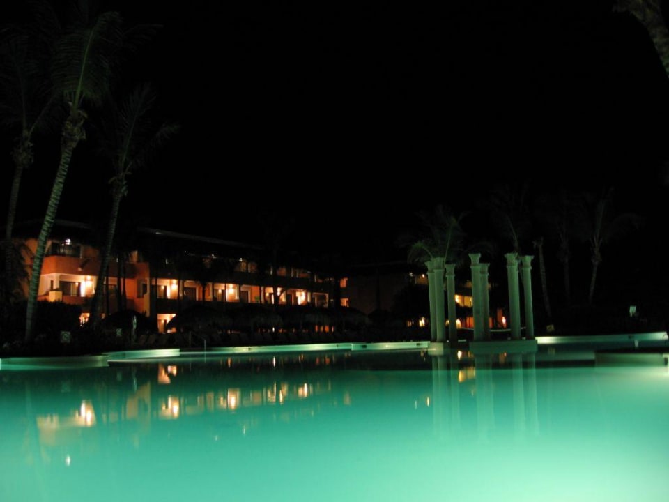 La piscine de nuit Iberostar Waves Costa Dorada