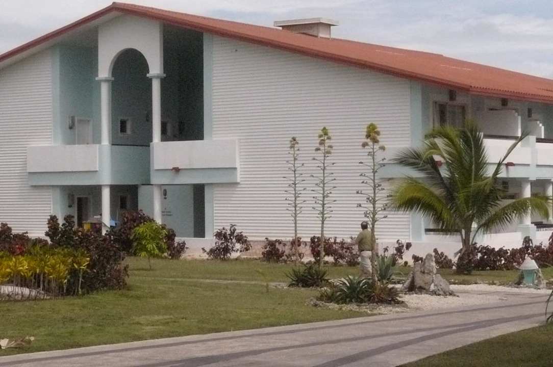 Eines der vielen Unterkunftsgebäude Hotel Playa Pesquero