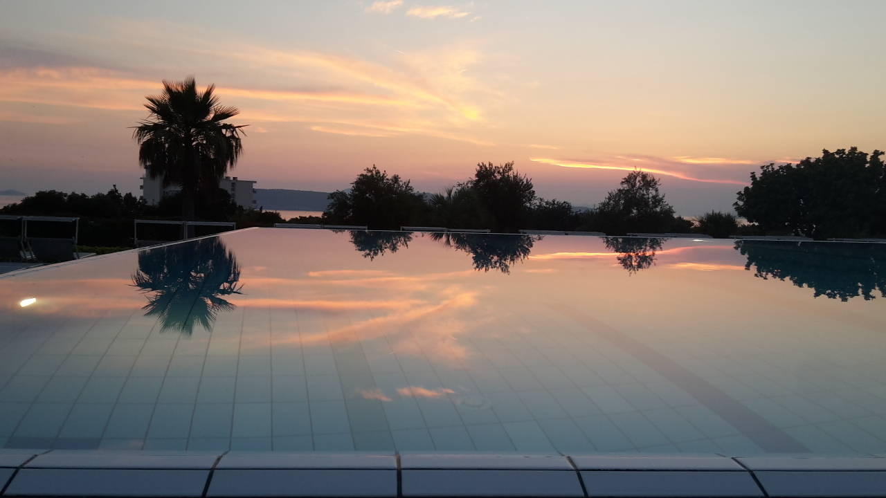 Pool am Abend Valamar Lacroma Hotel