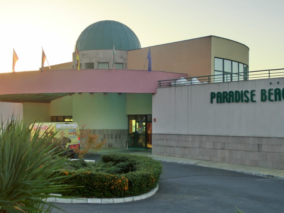Paradise Beach von der Strasse aus  Paradise Beach Hotel