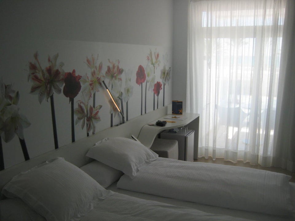 Zimmer Richtung Fenster Iberostar Waves Bahia de Palma