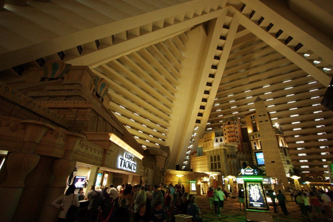 "Lobby des LuxorHotels in..." Hotel Luxor (Las Vegas) • HolidayCheck