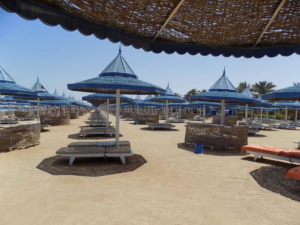 Der fast leere Strand The Grand Hotel Hurghada