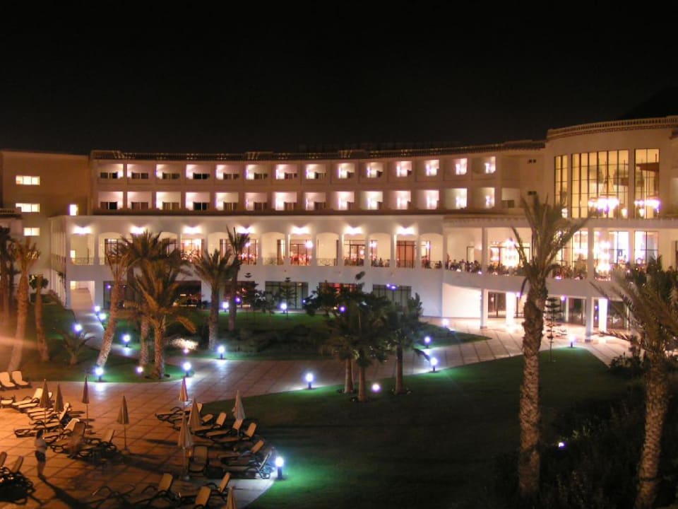 Innenansicht des Hotels Founty Beach bei Nacht Iberostar Waves Founty Beach