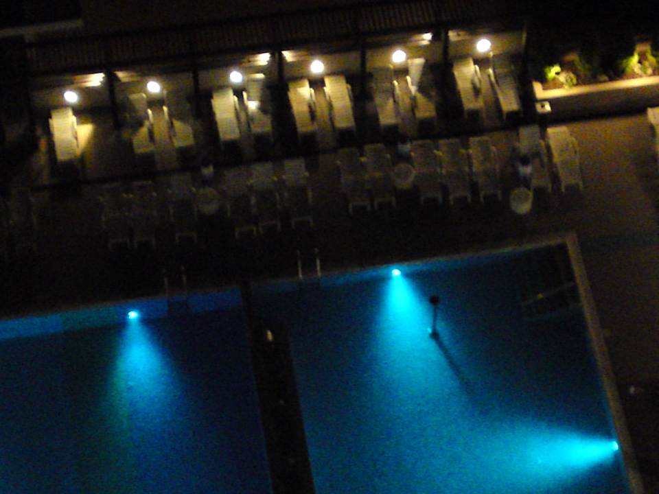 Poolanlage / Nachtbild gemacht von Gästen Burgas Beach Hotel