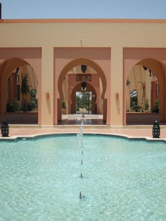 Zwischen Eingang und Geschäften Steigenberger Coraya Beach - Adults only