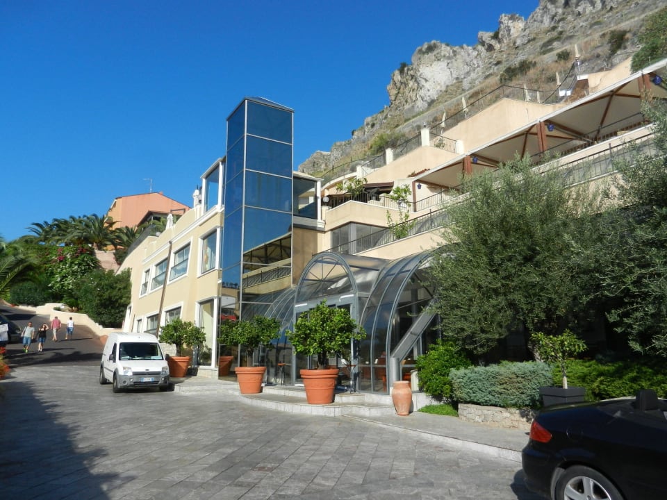 Auffahrt zum Hoteleingang Capo dei Greci Taormina Coast Resort Hotel & Spa