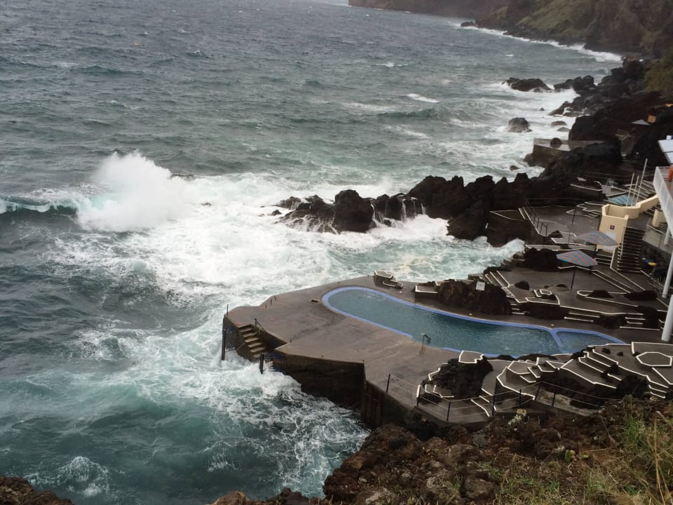 Sturm, Pool am Nachbarhotel Hotel Cais da Oliveira
