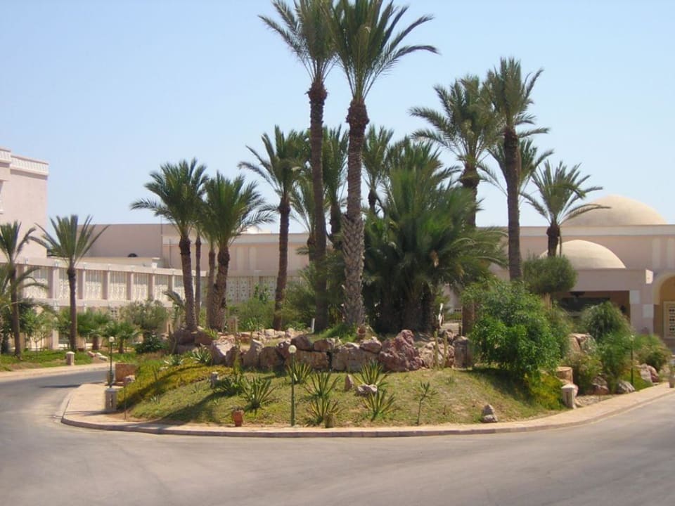 Vor dem Hotel Zita Beach Resort