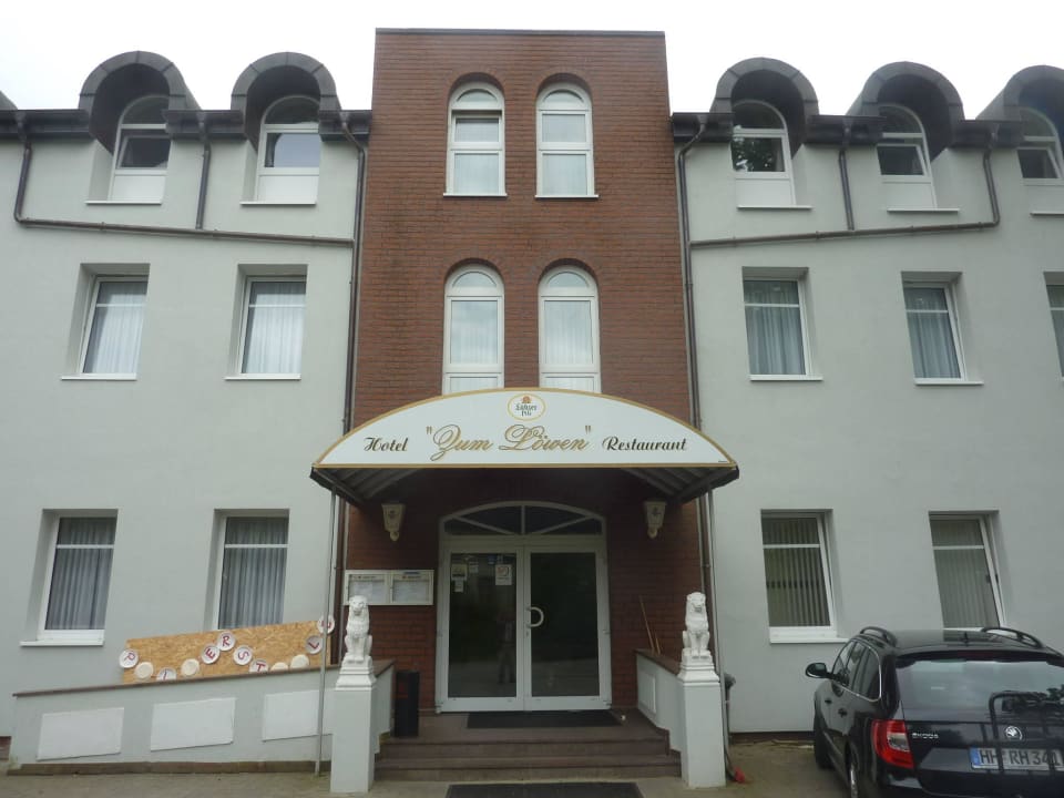 Hoteleingang mit Parkplatz davor Hotel zum Löwen