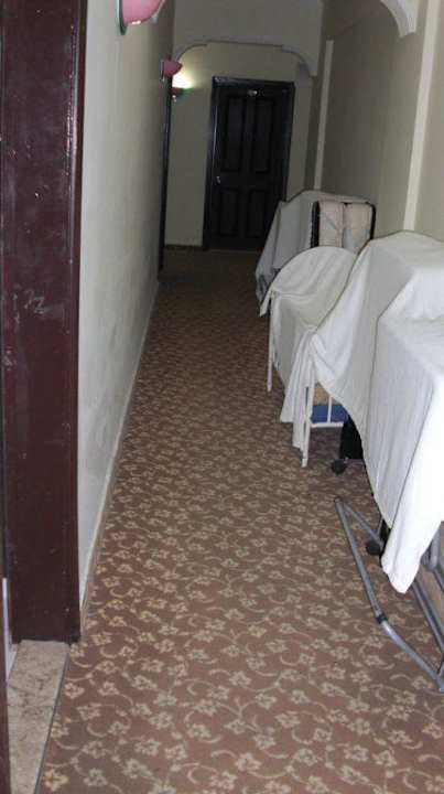 Abgestellte Betten am Gang/Fluchtweg Hotel Aslan City Kleopatra