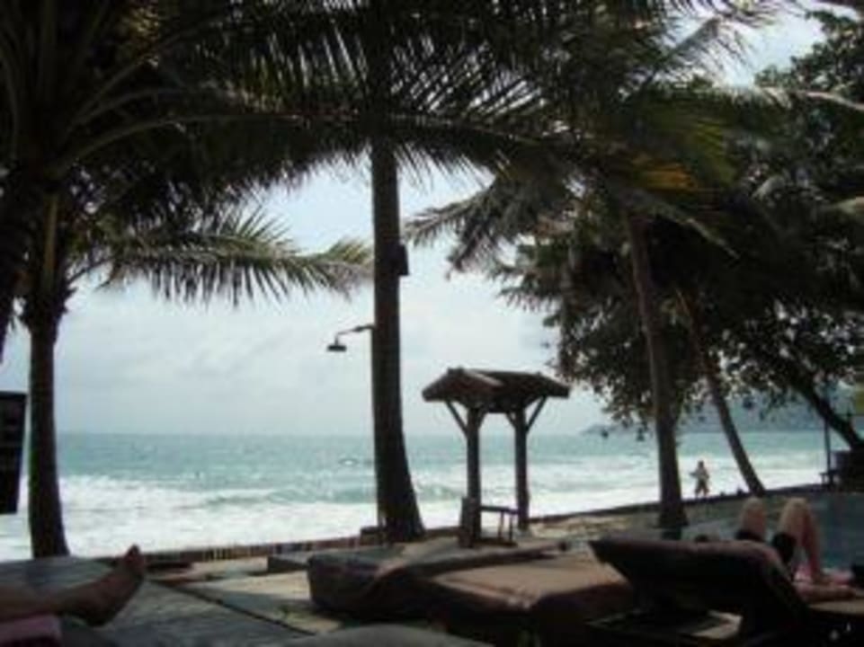 Ausblick vom Pool auf Strand Le Paradis Boutique Resort & Spa