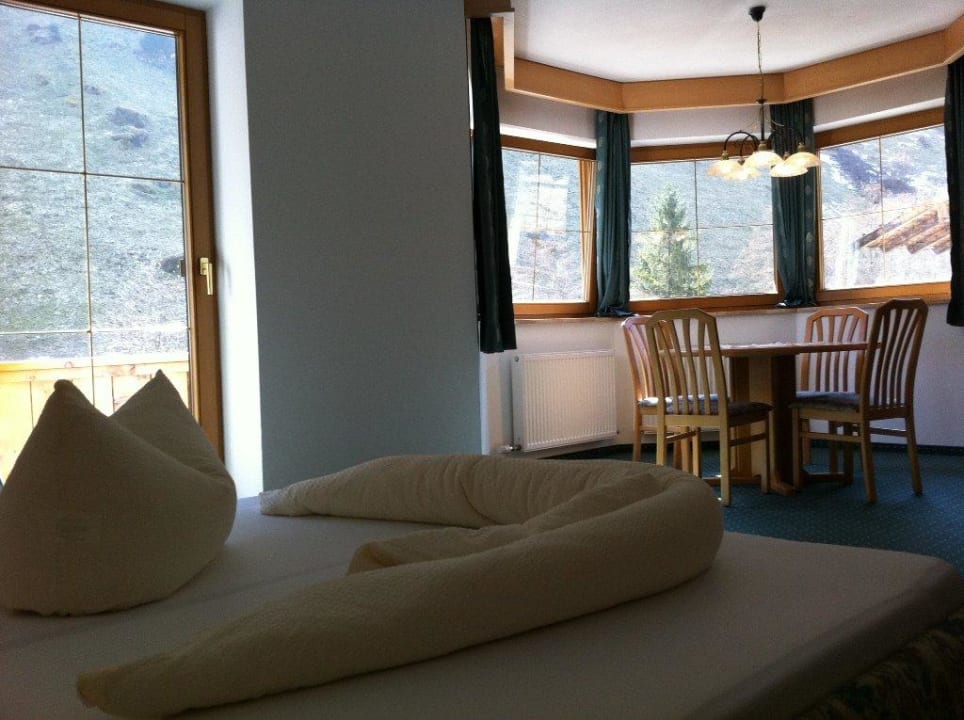 Wohnzimmer mit Erker und Doppelbett Apartments Steglacher Hof